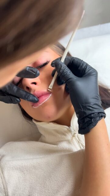 Opmåling af læber inden lip blush 🫶🏼 her kan der rettes op på asymmetri eller ulige læbelinjer ❤️

#lipblush#læbepigmentering#pmu#pmuaarhus