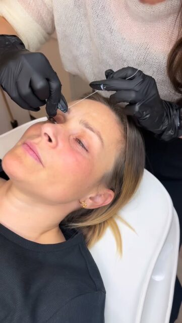 Med tråd måler jeg op efter dine ansigtstræk så vi sikrer os at dine bryn er symmetriske og passer til lige netop dig 📐☑️
#browmapping