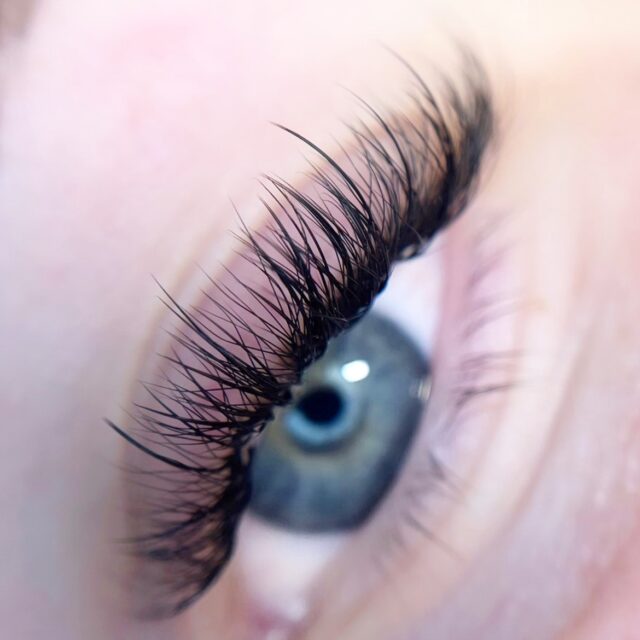 Min søster ville gerne have et ‘rodet-look’, med forskellige længder og tykkelser. Jamen værsgo 💁🏼‍♀️👸🏼
Jeg har blandet w lashes og single lashes, selvfølgelig fra mit eget mærke 🫶🏼