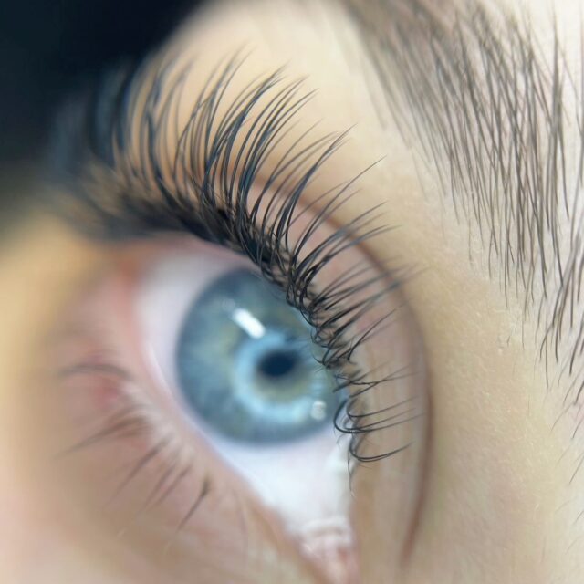 Single lashes | C curl | 7-12mm 

Størstedelen af mit klientel vælger at få lavet single lashes fordi det er det, jeg er god til ❤️

Hvorfor? Fordi jeg elsker at lave single lashes! Single lashes er grundlaget for alle vippetyper - når først du mestrer det, bliver alle andre vippetyper nemmere at lave. 

Med alle de naturlige trends vi ser for tiden, vælger mange oftere det naturlige frem for de mere tunge og fyldige trends vi så for nogle år tilbage. 

Til dig der er vippetekniker ➡️ lad det være nyttig information - du kan godt få dig en solid kundebase udelukkende ved at lave single lashes. 

1:1 single lashes kurser kan tages ved @hoffbeautydk