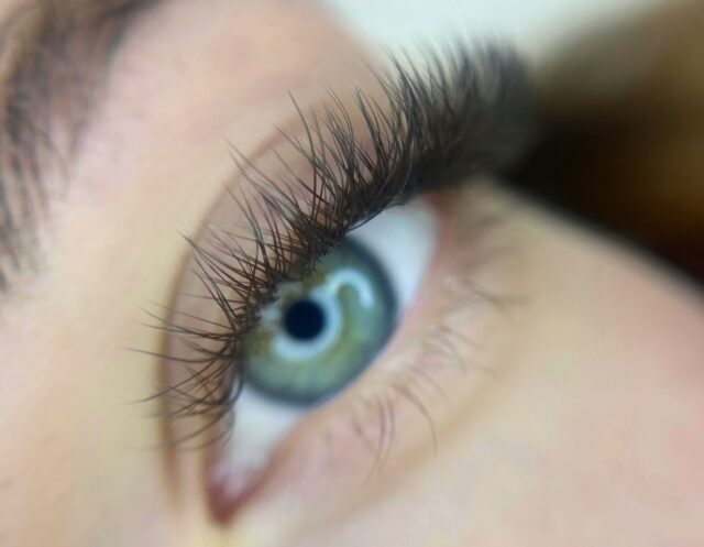 Overvej lige de her smukke grønne øjne og hvordan de fremhæves med brune vipper 🦚💚

Tænk at jeg ikke har postet det her før, fordi jeg synes det så for rodet ud inde i øjenkrogen 😮‍💨 2026 skal være året hvor jeg stopper med at være så selvkritisk ❤️