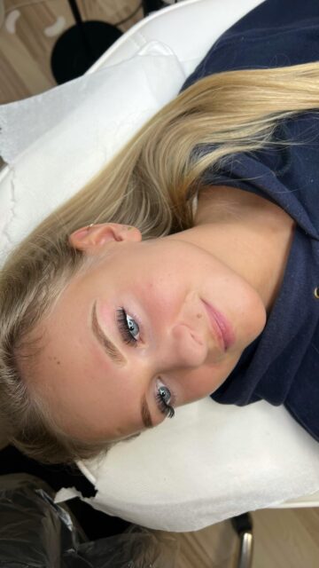 Nano shading bryn. Giver en let skygge bag dine egne hår 💗 huden omkring brynene er hvid pga bedøvelse - dette aftager efter en times tid. 

#nanoshading#pmu#ombrebrows#skyggebryn#aarhus