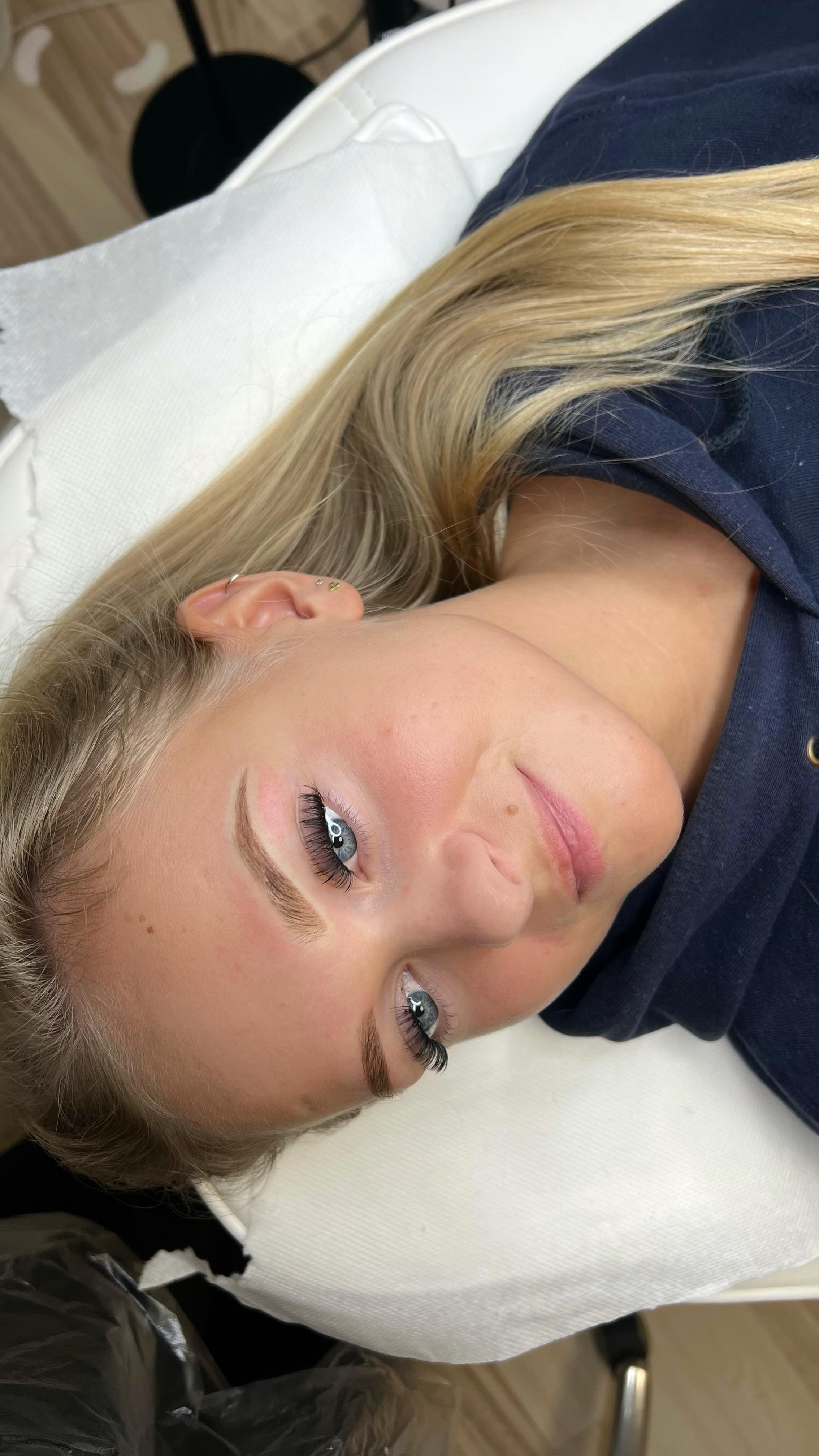 Nano shading bryn. Giver en let skygge bag dine egne hår 💗 huden omkring brynene er hvid pga bedøvelse - dette aftager efter en times tid. 

#nanoshading#pmu#ombrebrows#skyggebryn#aarhus