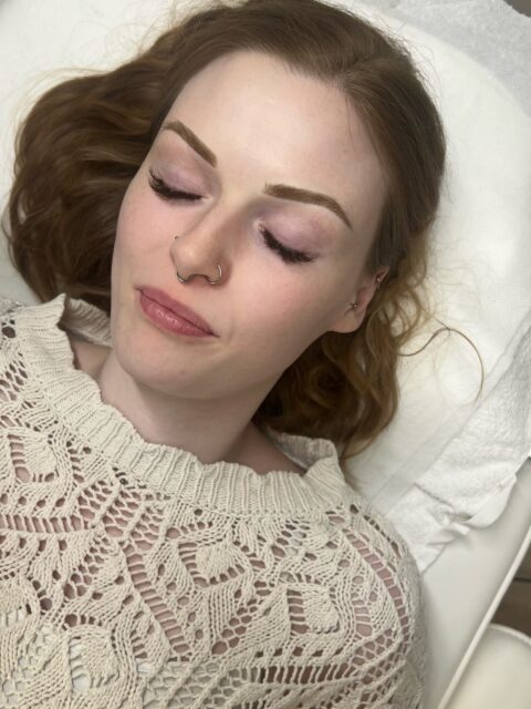 Hvad er det permanent makeup kan? Rette asymmetri! 📐
Her er et godt eksempel på stor asymmetri i de naturlige bryn. Med en god forberedelse, optegning og mapping i forhold til anatomi, kan man heldigvis rette op på det meste 👏🏼 
Farven falmer op til 30% 🤍