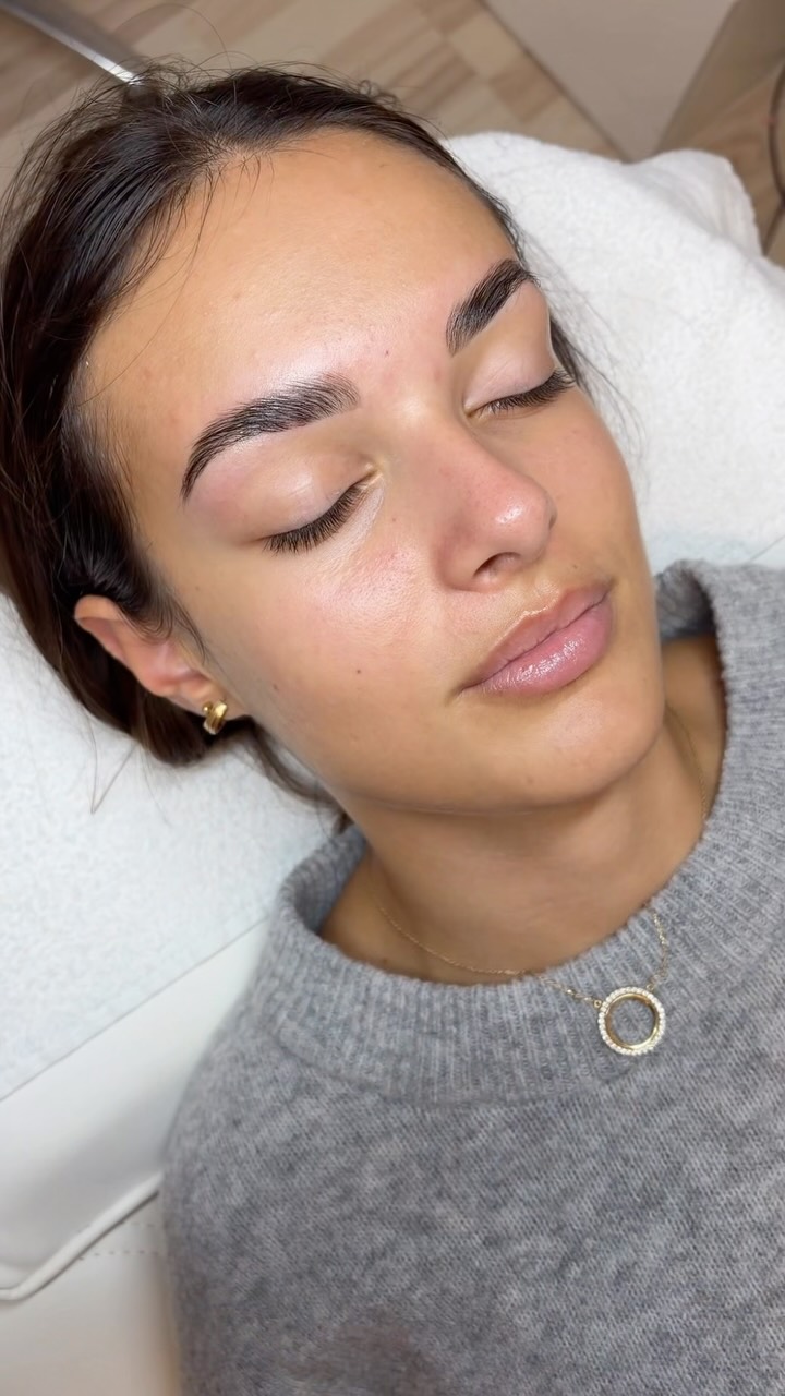 Clean brows 🤍 browlamination og voks