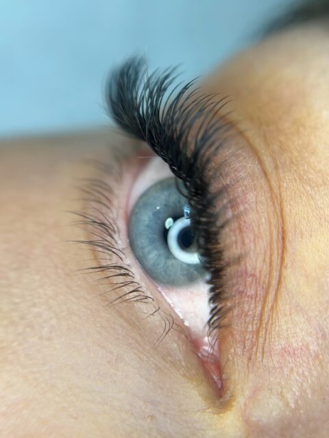 Bliver aldrig træt af classic single lashes 💘 de sorte står i så fin kontrast til de fine blå øjne. 
C curl |8-12mm